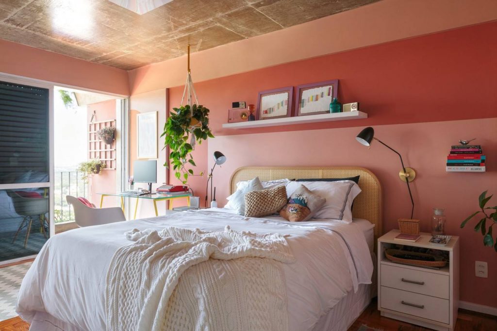 quarto com a cor de parede rosa