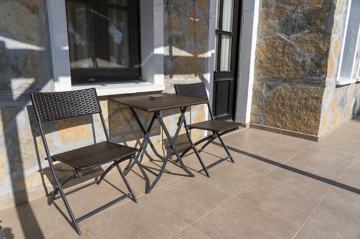 mesa e duas cadeiras no patio com piso de Cerâmica